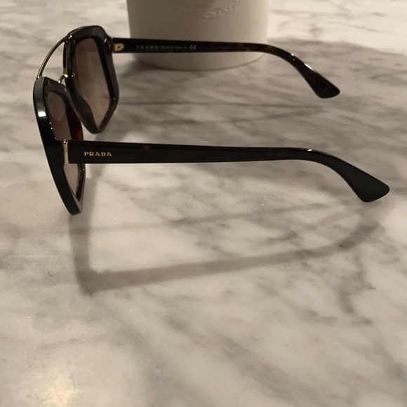 Squared aviator sunglasses